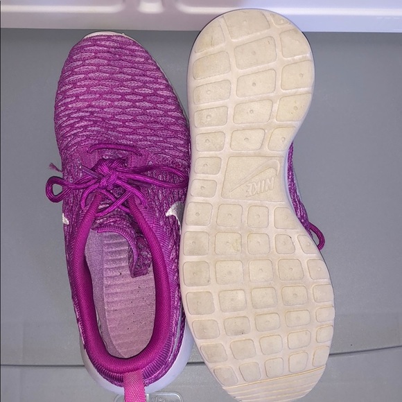 Nike’s Fashion Pink Roshe - Picture 2 of 3